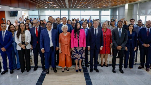 PUBLICO DURANTE CONFERENCIA EN PGR PUBLICO DURANTE CONFERENCIA EN PGR