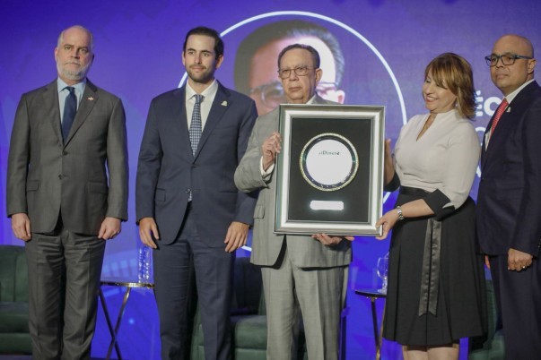 Entregan Reconocimiento Al Gobernador Del BC