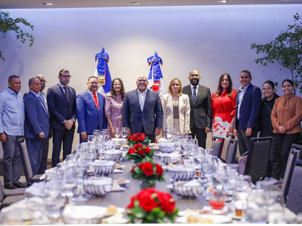 Foto Oficial De Desayuno Informe