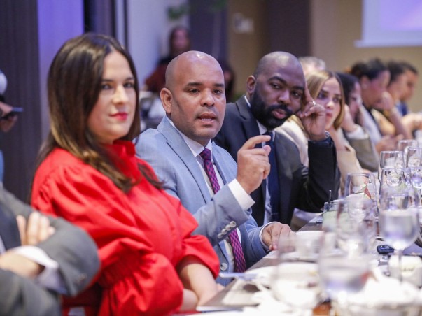 Parte De Los Asistente En Desayuno E Informe